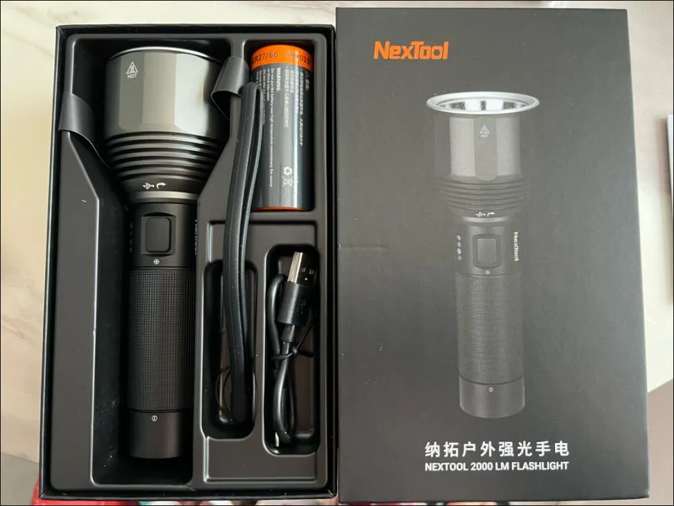 كشاف NEXTOOL القابل للشحن بقدرة 2000 لومن